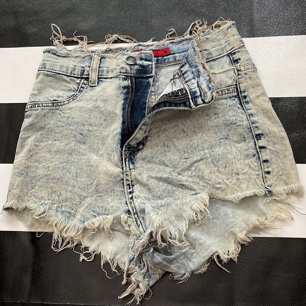 HIGH RISE STRETCHY DENIM SHORTS - Picture 2 of 3